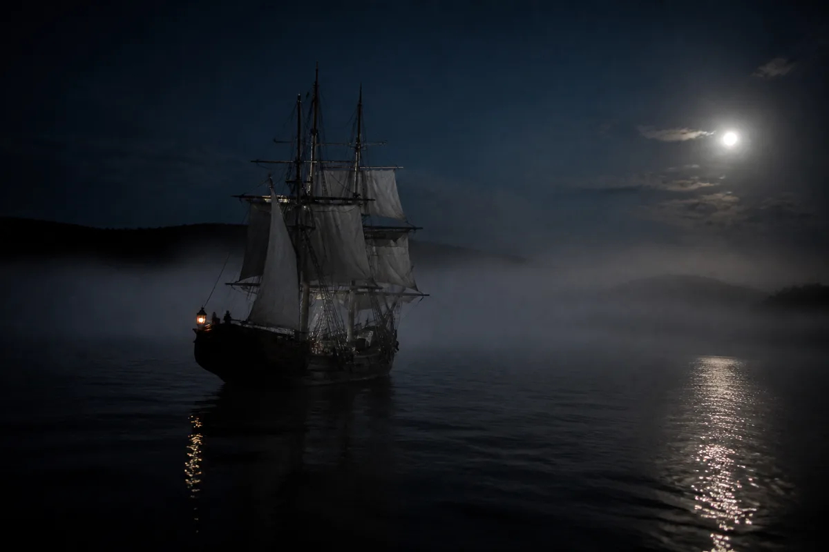 Décor de cinéma nocturne avec voilier ancien et brume sur l&rsquo;eau